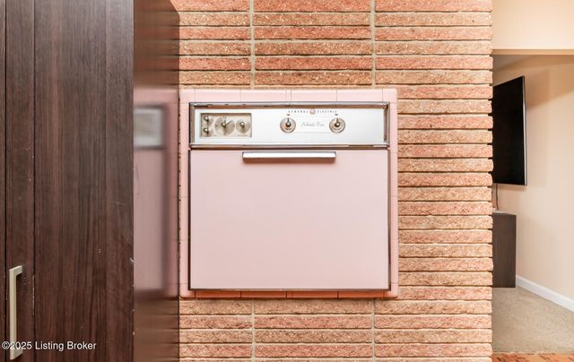 7805 Cedar Brook Dr, Louisville, KY 40219