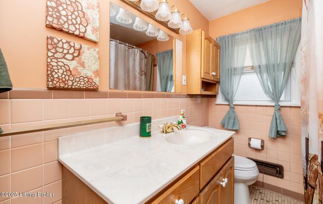 7805 Cedar Brook Dr, Louisville, KY 40219