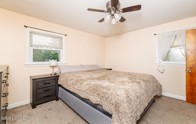 7805 Cedar Brook Dr, Louisville, KY 40219