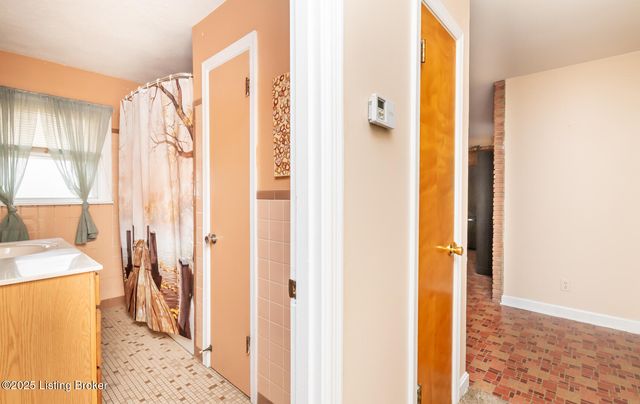 7805 Cedar Brook Dr, Louisville, KY 40219