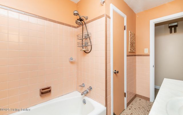 7805 Cedar Brook Dr, Louisville, KY 40219