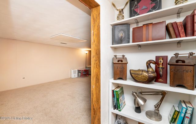 7805 Cedar Brook Dr, Louisville, KY 40219