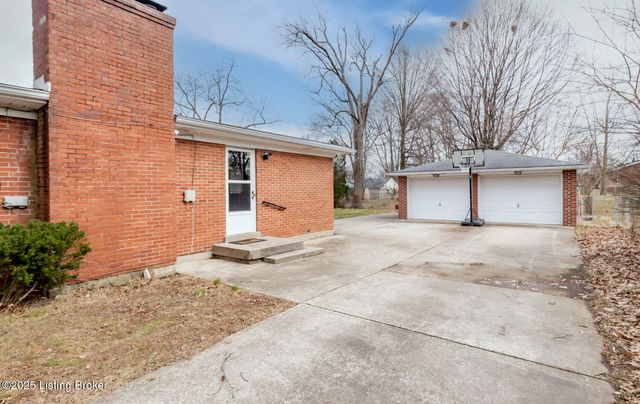 7805 Cedar Brook Dr, Louisville, KY 40219