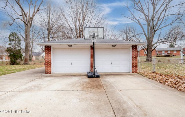 7805 Cedar Brook Dr, Louisville, KY 40219