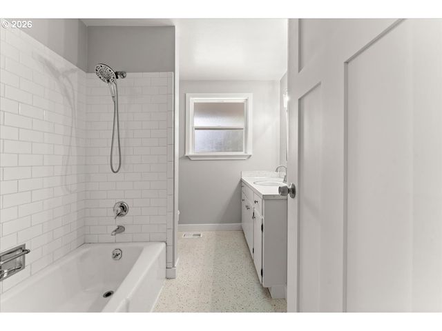 422 Ne 170TH Ave, Portland, OR 97230