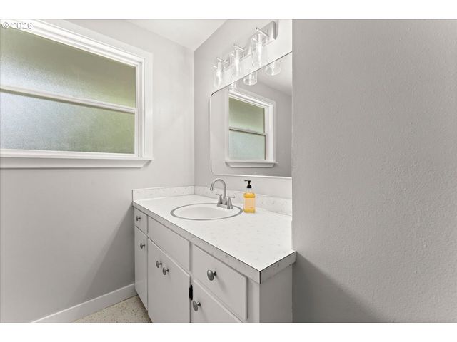 422 Ne 170TH Ave, Portland, OR 97230