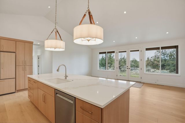 7780 SW Wickiup Avenue, Redmond, OR 97756