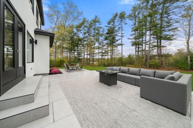3 Kestrel Way, Carver, MA 02330
