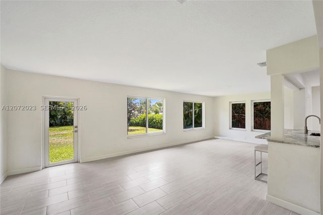 1524 NE 37th St, Oakland Park, FL 33334
