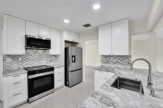 1524 NE 37th St, Oakland Park, FL 33334