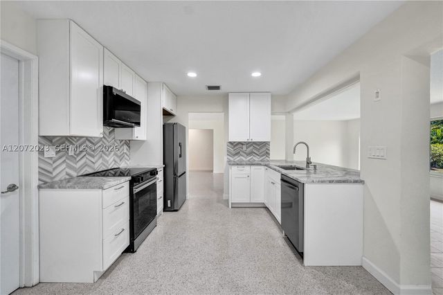 1524 NE 37th St, Oakland Park, FL 33334