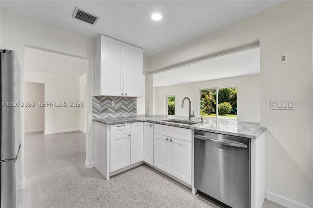 1524 NE 37th St, Oakland Park, FL 33334