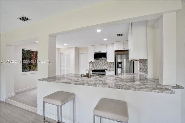 1524 NE 37th St, Oakland Park, FL 33334