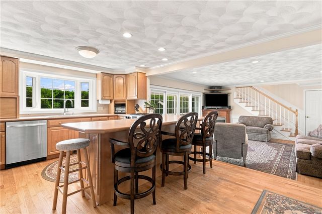 11 Hayfield Lane, Cumberland, RI 02864