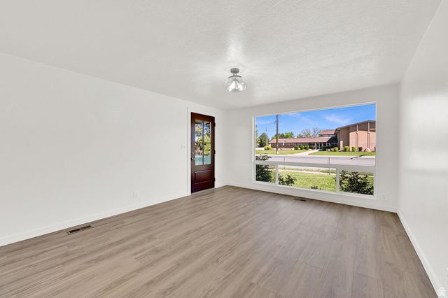 31 W GORDON AVE, Layton, UT 84041