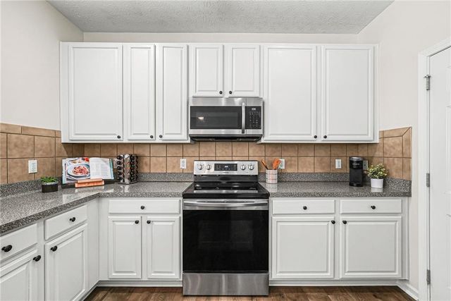 302 Oak Leaf Place, Acworth, GA 30102