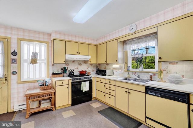 1636 CRESTLYN RD, York, PA 17403