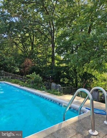 1636 CRESTLYN RD, York, PA 17403