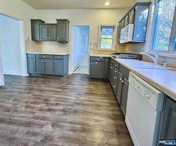 32 Leary Avenue, Bloomingdale, NJ 07403