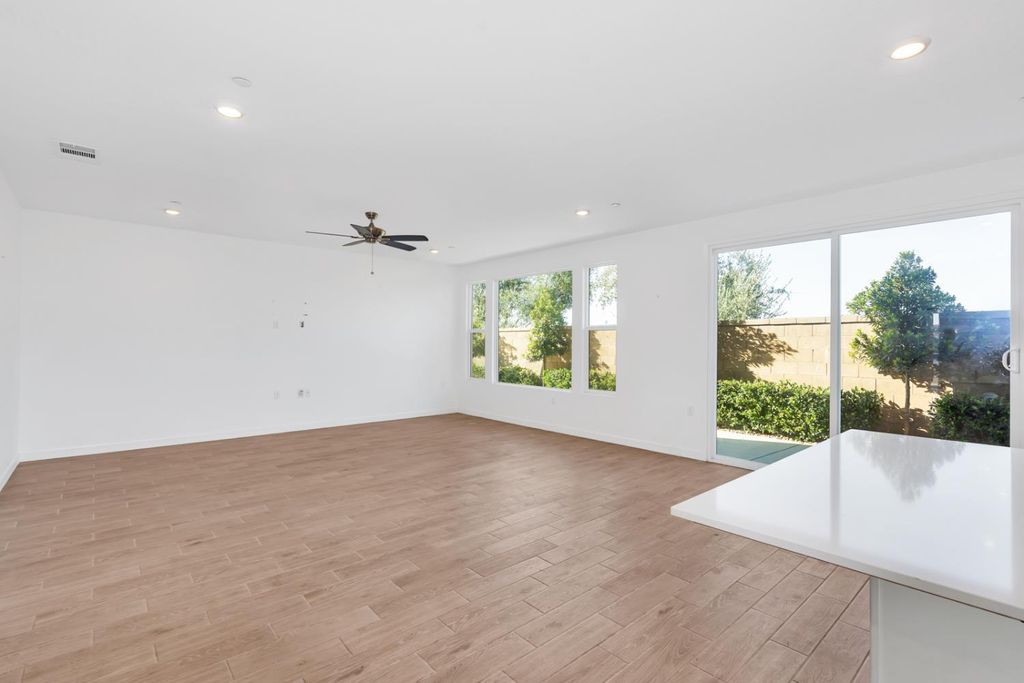 Image 10 of property listing at 1240 Atlantica Drive S, Madera, CA 93636