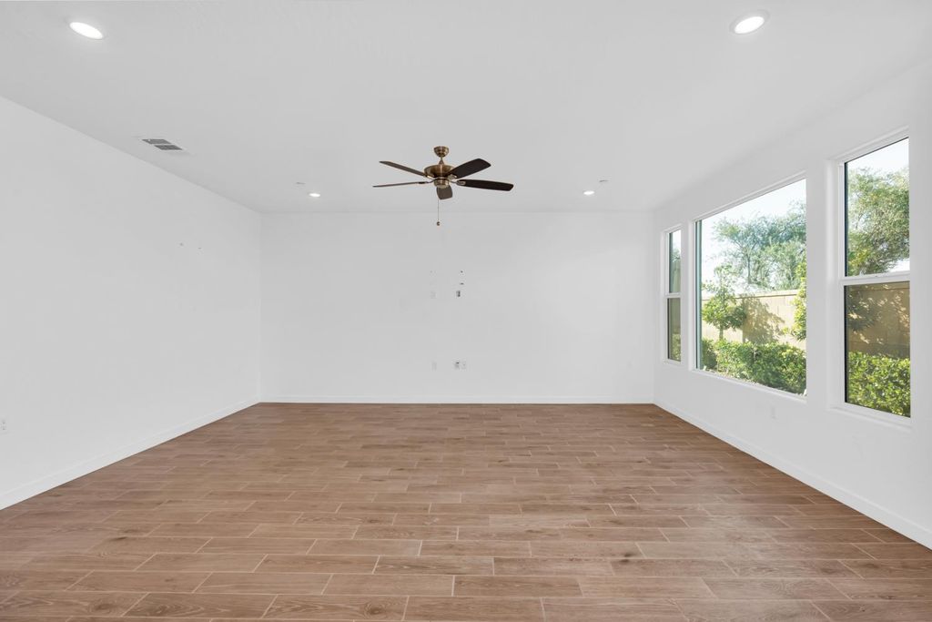 Image 11 of property listing at 1240 Atlantica Drive S, Madera, CA 93636