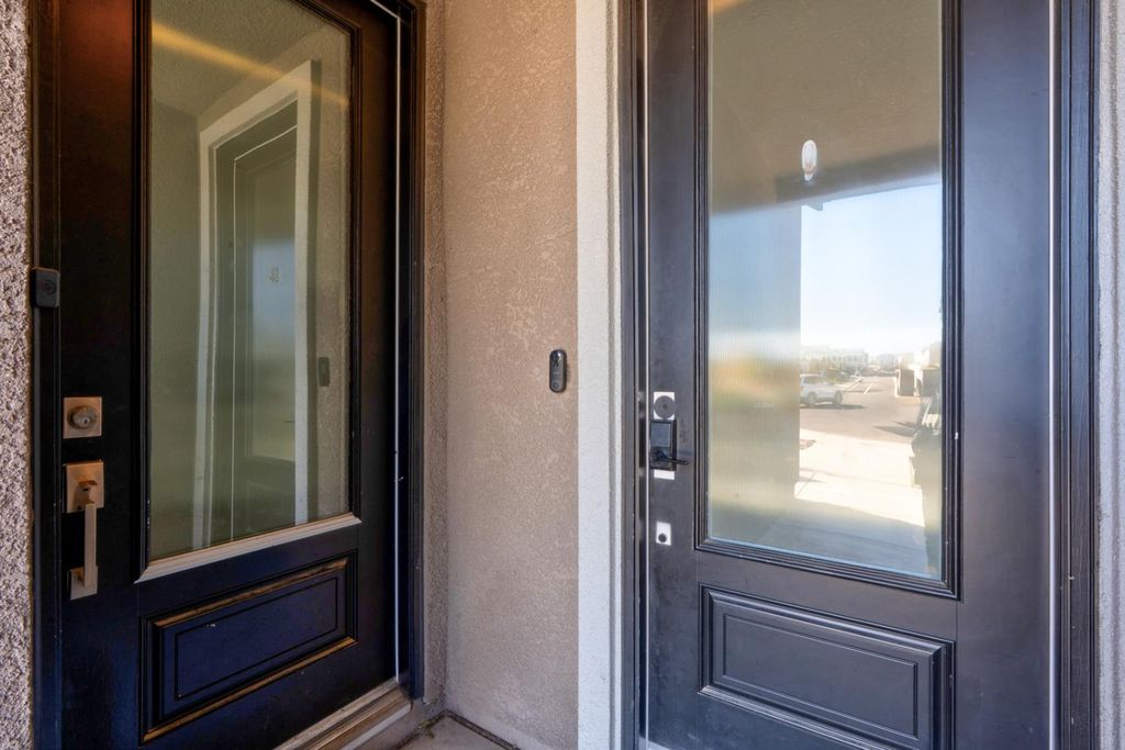 Image 3 of property listing at 1240 Atlantica Drive S, Madera, CA 93636