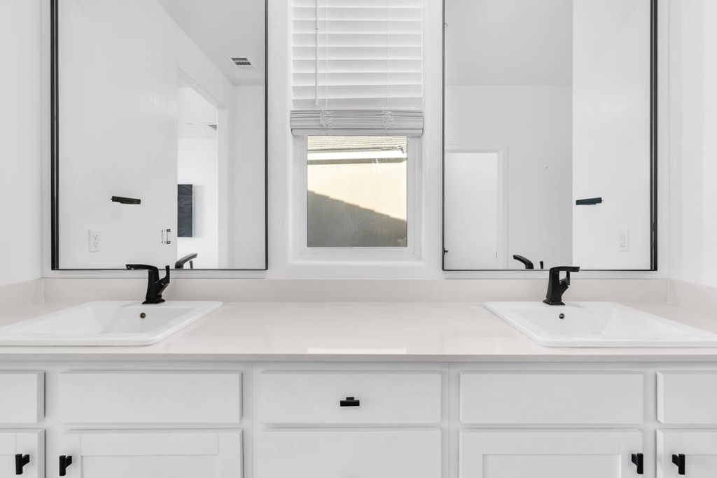 Image 34 of property listing at 1240 Atlantica Drive S, Madera, CA 93636