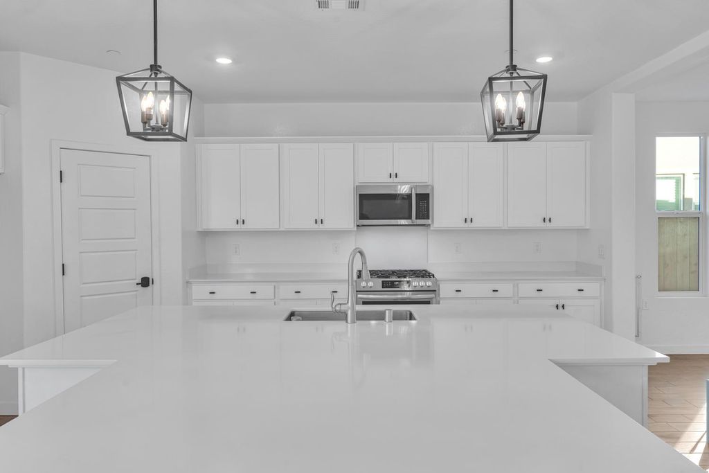 Image 5 of property listing at 1240 Atlantica Drive S, Madera, CA 93636