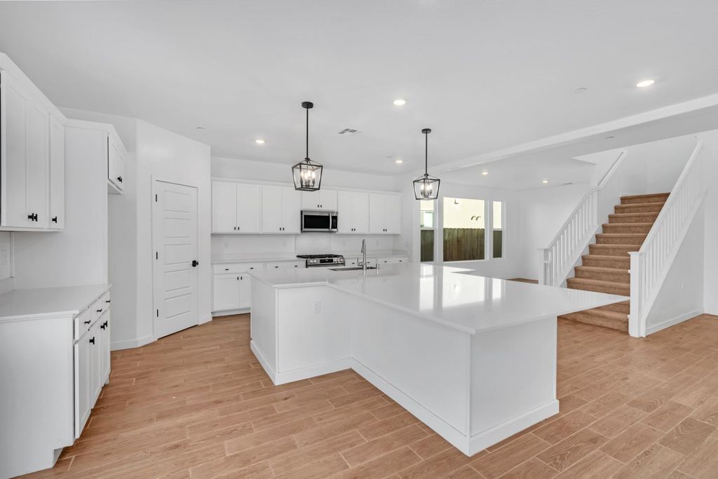 Image 6 of property listing at 1240 Atlantica Drive S, Madera, CA 93636