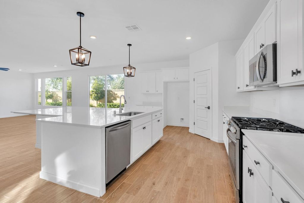 Image 7 of property listing at 1240 Atlantica Drive S, Madera, CA 93636