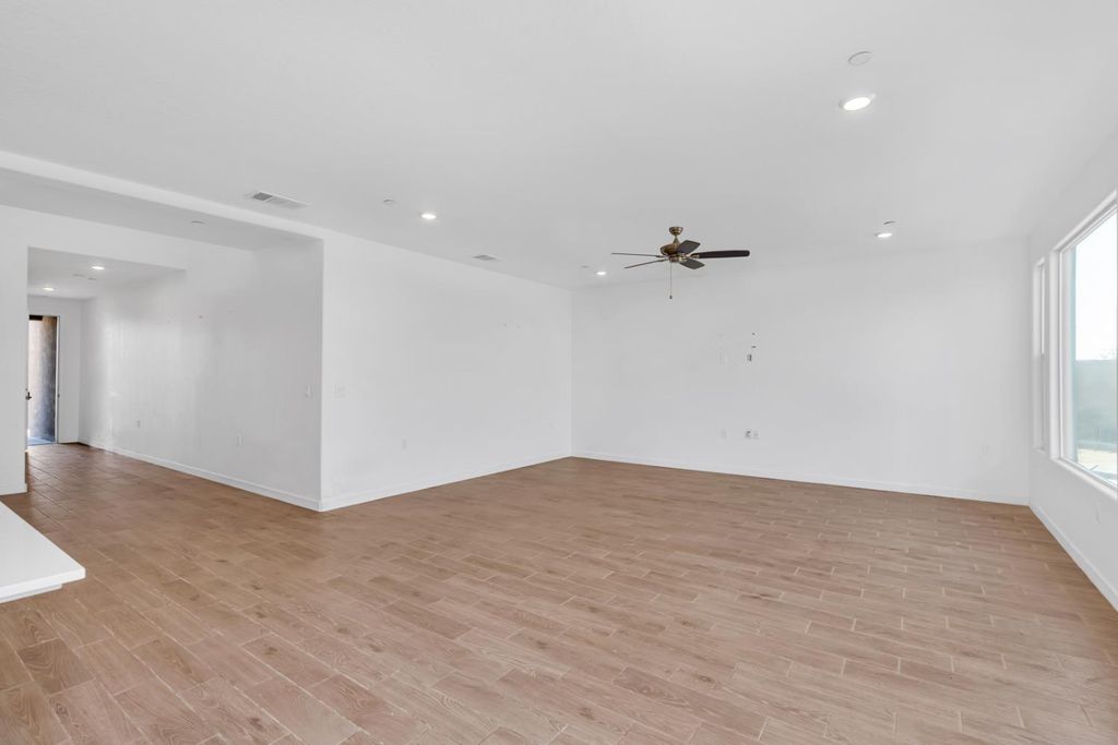 Image 9 of property listing at 1240 Atlantica Drive S, Madera, CA 93636