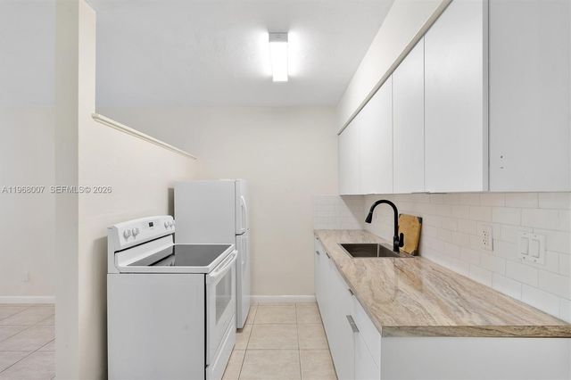 1715 N 16th Ave 215, Hollywood, FL 33020