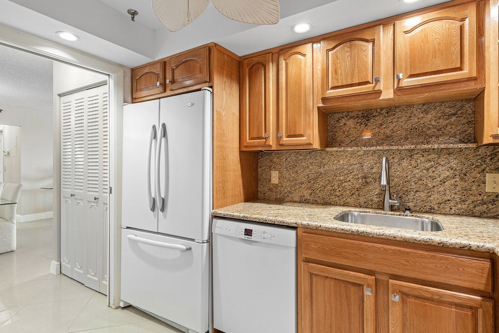 Image 10 of property listing at 4505 S Ocean Boulevard 306, Highland Beach, FL 33487