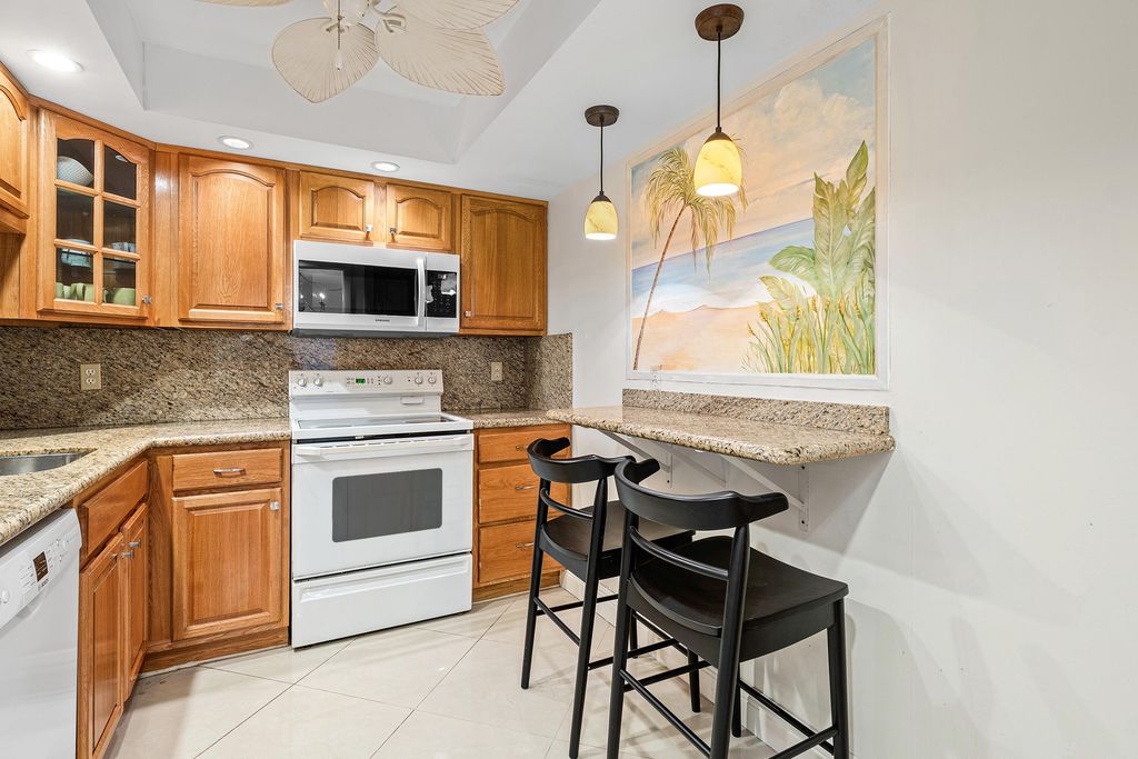 Image 8 of property listing at 4505 S Ocean Boulevard 306, Highland Beach, FL 33487