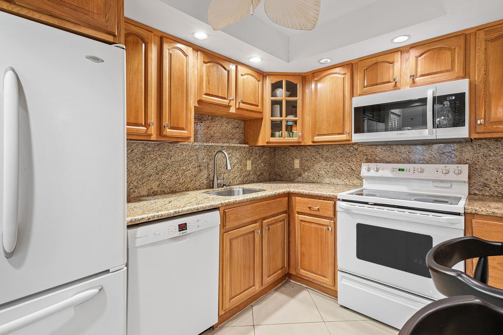 Image 9 of property listing at 4505 S Ocean Boulevard 306, Highland Beach, FL 33487