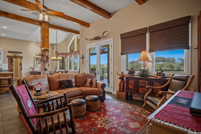165 Settlers, Comfort, TX 78013