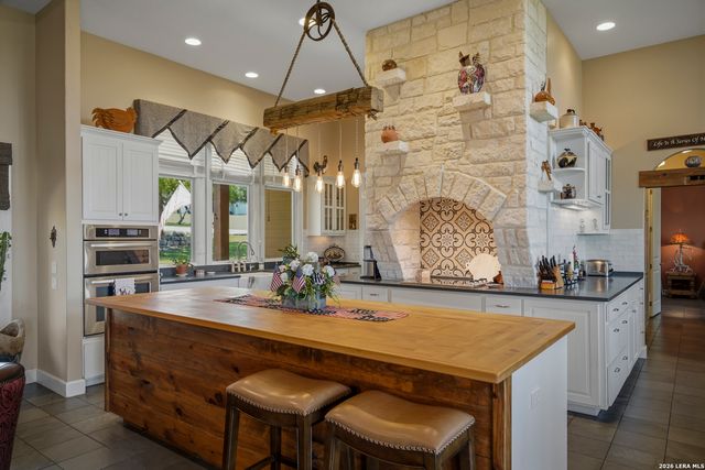 165 Settlers, Comfort, TX 78013