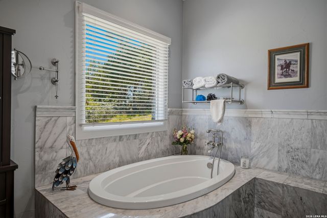165 Settlers, Comfort, TX 78013