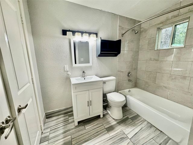 6705 Fairway Dr 4, Houston, TX 77087