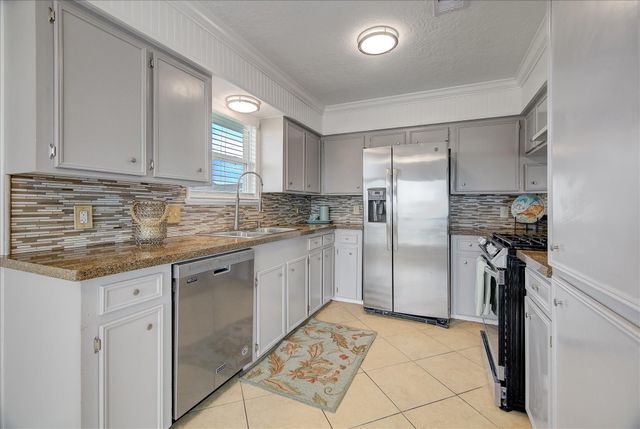 1180 Sailfish Street, Bayou Vista, TX 77563