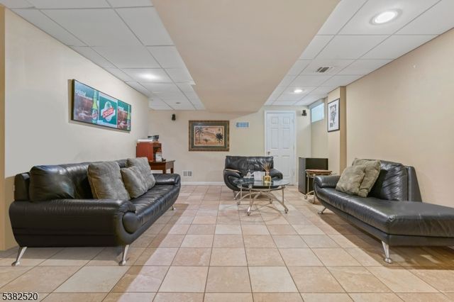 3 Mcneal Ct, West Orange Twp., NJ 07052