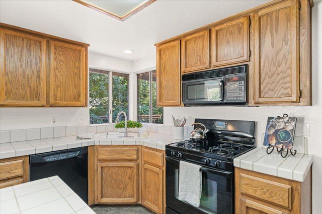 8038 Falcon View Dr, Antelope, CA 95843