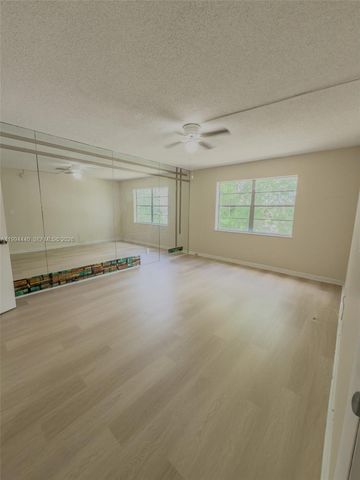 8411 NW 8th St 301, Miami, FL 33126