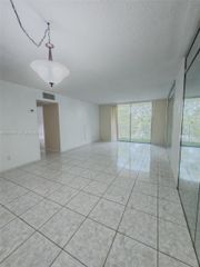 8411 NW 8th St 301, Miami, FL 33126