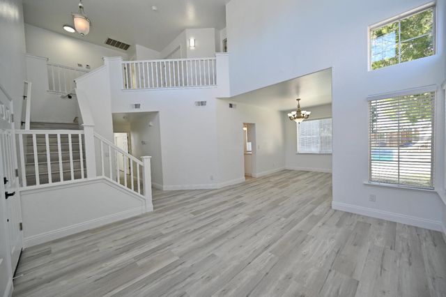 878 N Ash Avenue, Clovis, CA 93611