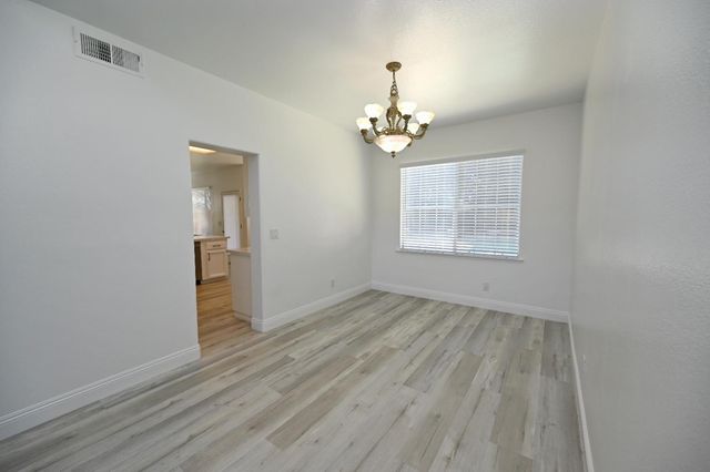 878 N Ash Avenue, Clovis, CA 93611