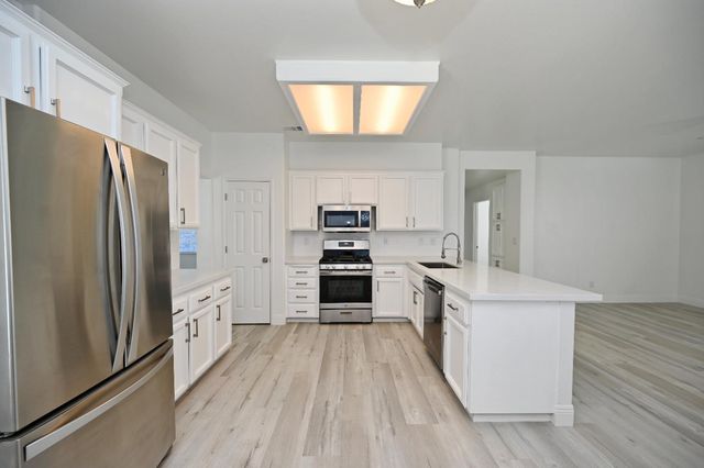 878 N Ash Avenue, Clovis, CA 93611