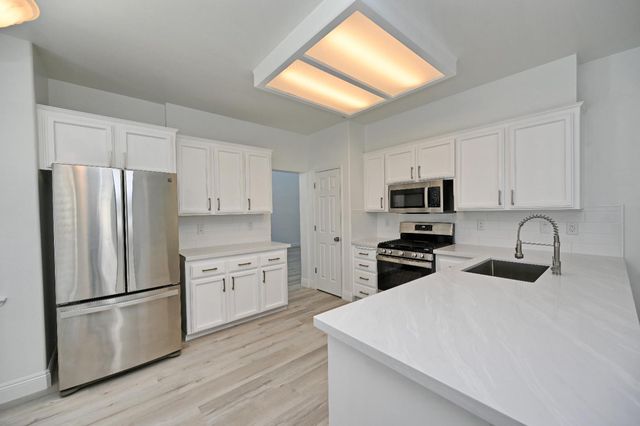 878 N Ash Avenue, Clovis, CA 93611