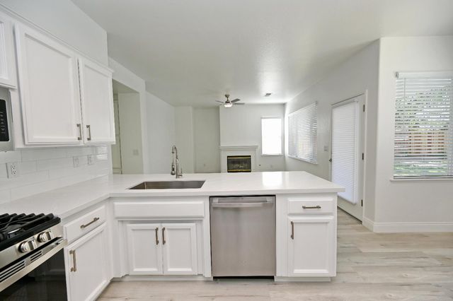 878 N Ash Avenue, Clovis, CA 93611