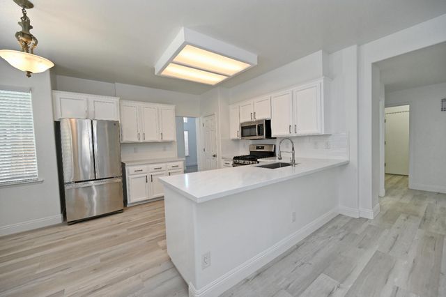 878 N Ash Avenue, Clovis, CA 93611